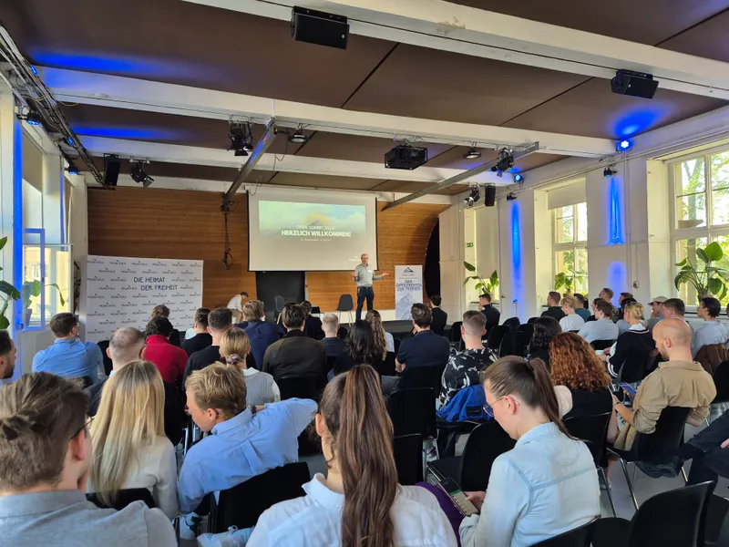 Open Summit — Begrüßung auf der Bühne
