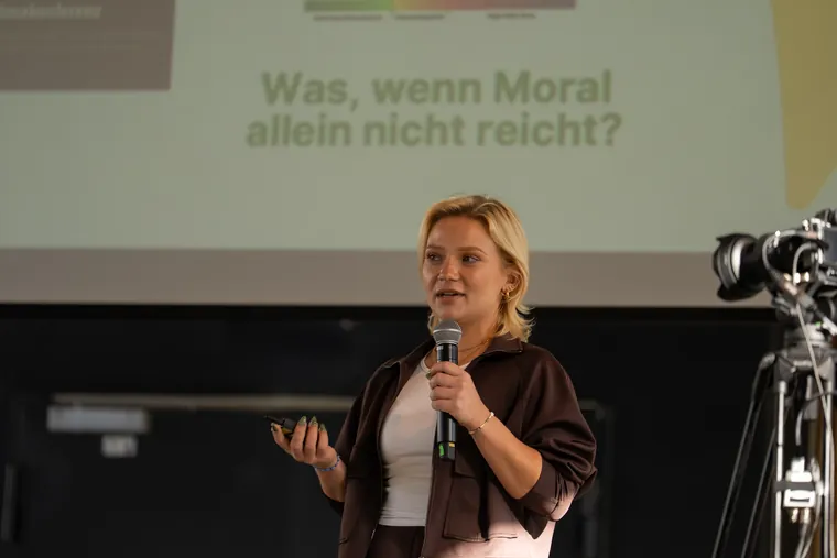 Open Summit — Speakerin am Mikrofon